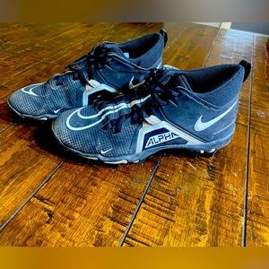 Youth football cleats